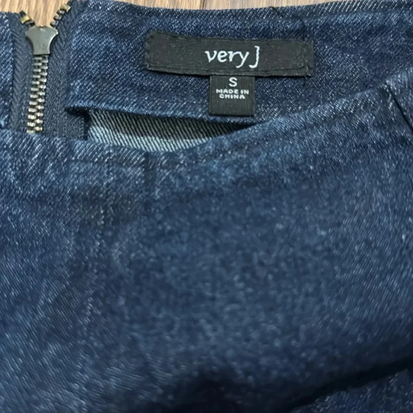 Very J Flower Embroidered Dark Wash Jean Mini Skirt Size Small. With Pockets. - Picture 5 of 7